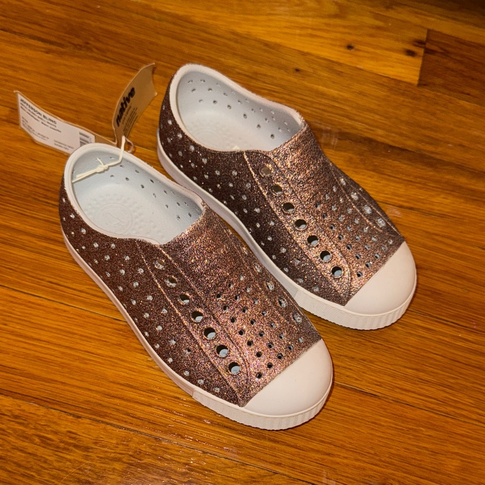 Native Kids Sneakers in Shimmering Brown